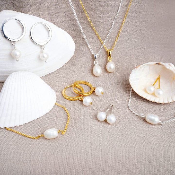 Parelcollectie sieraden met ketting, armbanden en oorbellen.