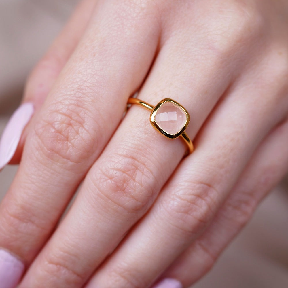 Ring met kristal Rozekwarts, roze en oktober geboortesteen. Gouden ring met roze edelsteen Rozenkwarts die symbool staat voor de liefde.