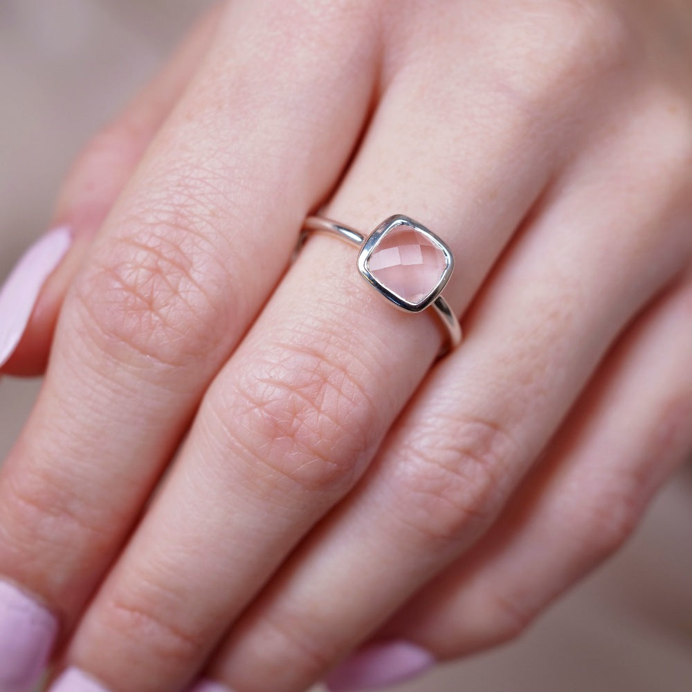 Elegante kristallen ring met roze Rozenkwarts die de liefde symboliseert. Zilveren ring met kristal Rozekwarts, de geboortesteen van oktober.