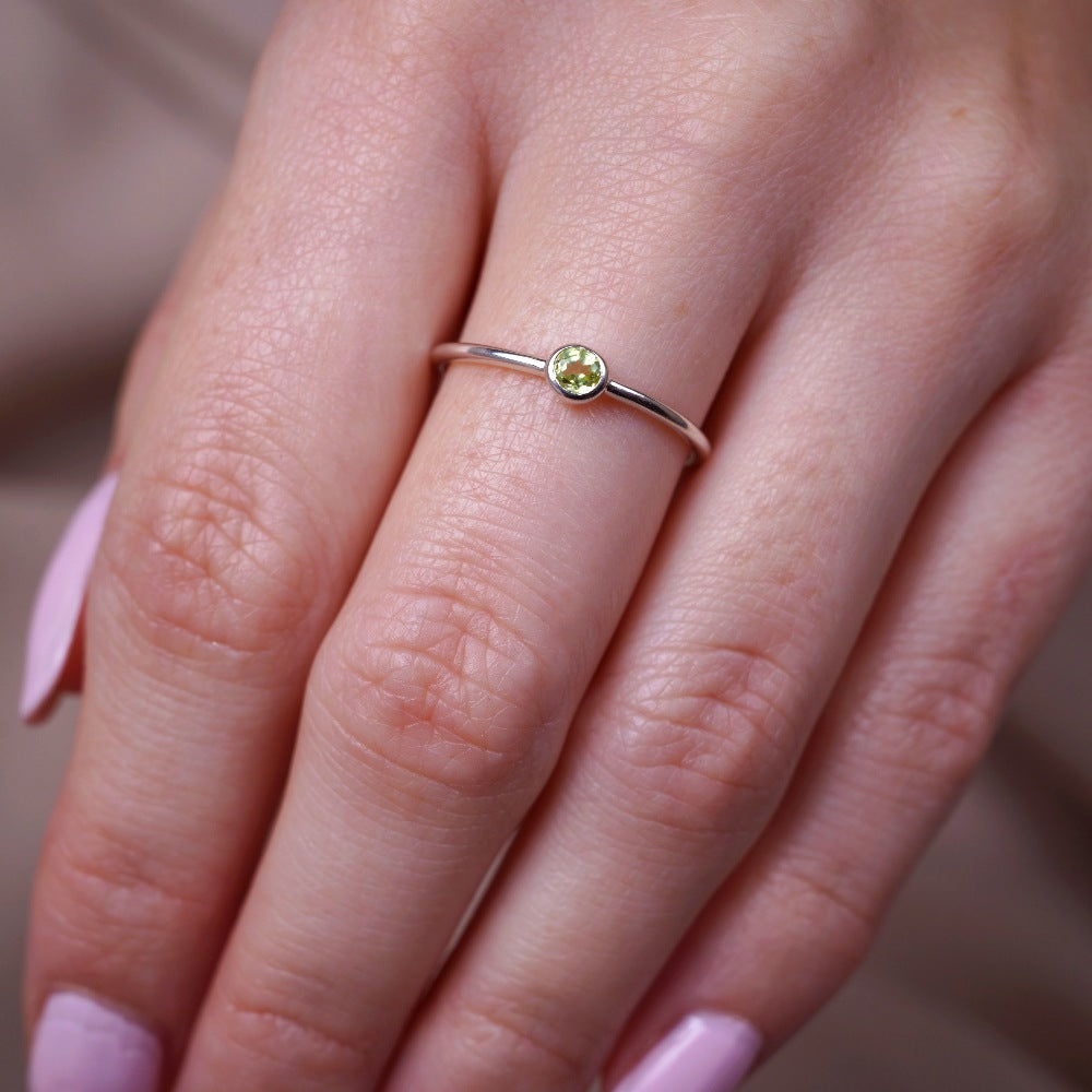 Zilveren ring met kristal Peridoot. Moderne edelsteenring met groene Peridot, de geboortesteen van augustus.