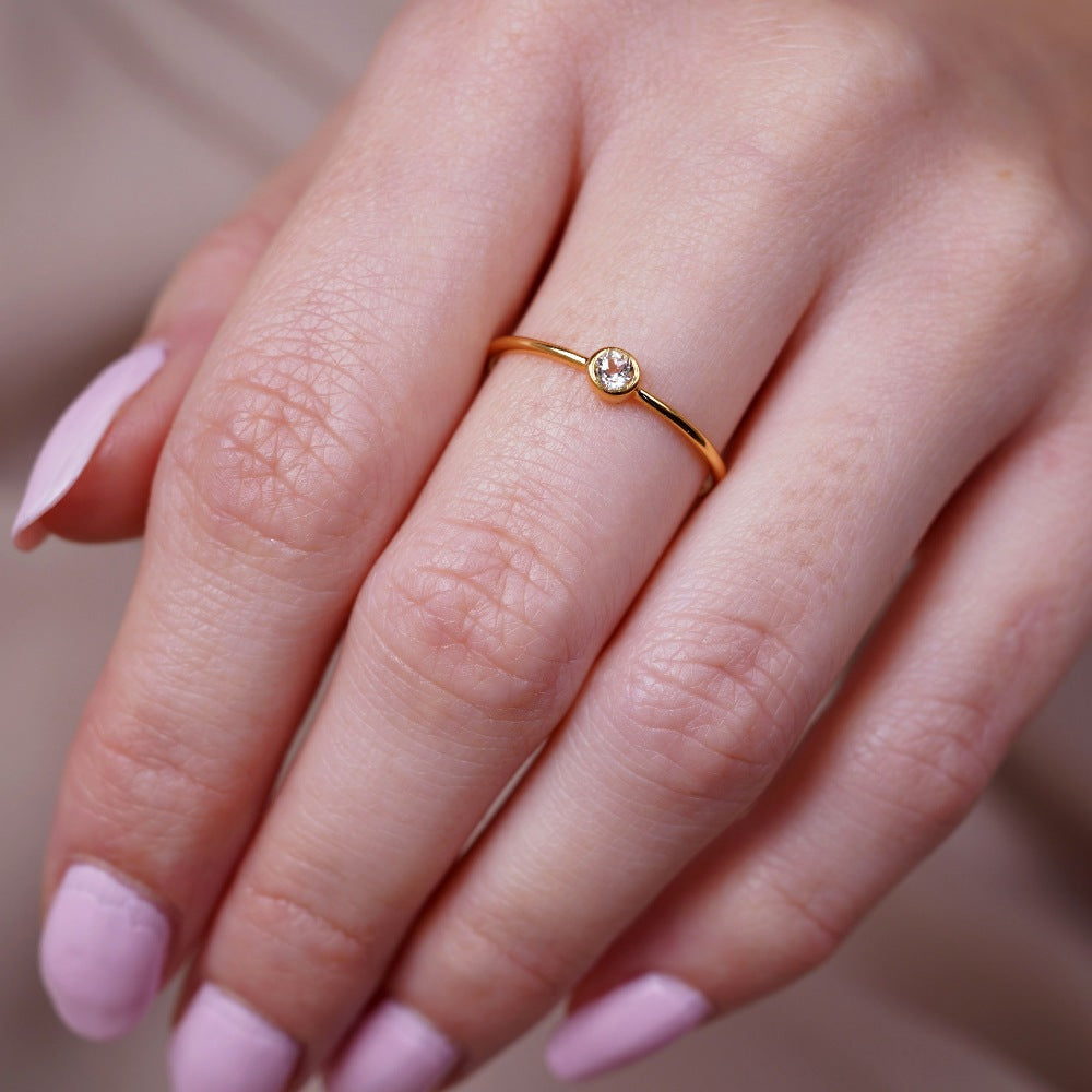 Elegante ring in goud met kristal Witte Topaas dat schittert. Gouden ring met witte topaas edelsteen die op een diamant lijkt.