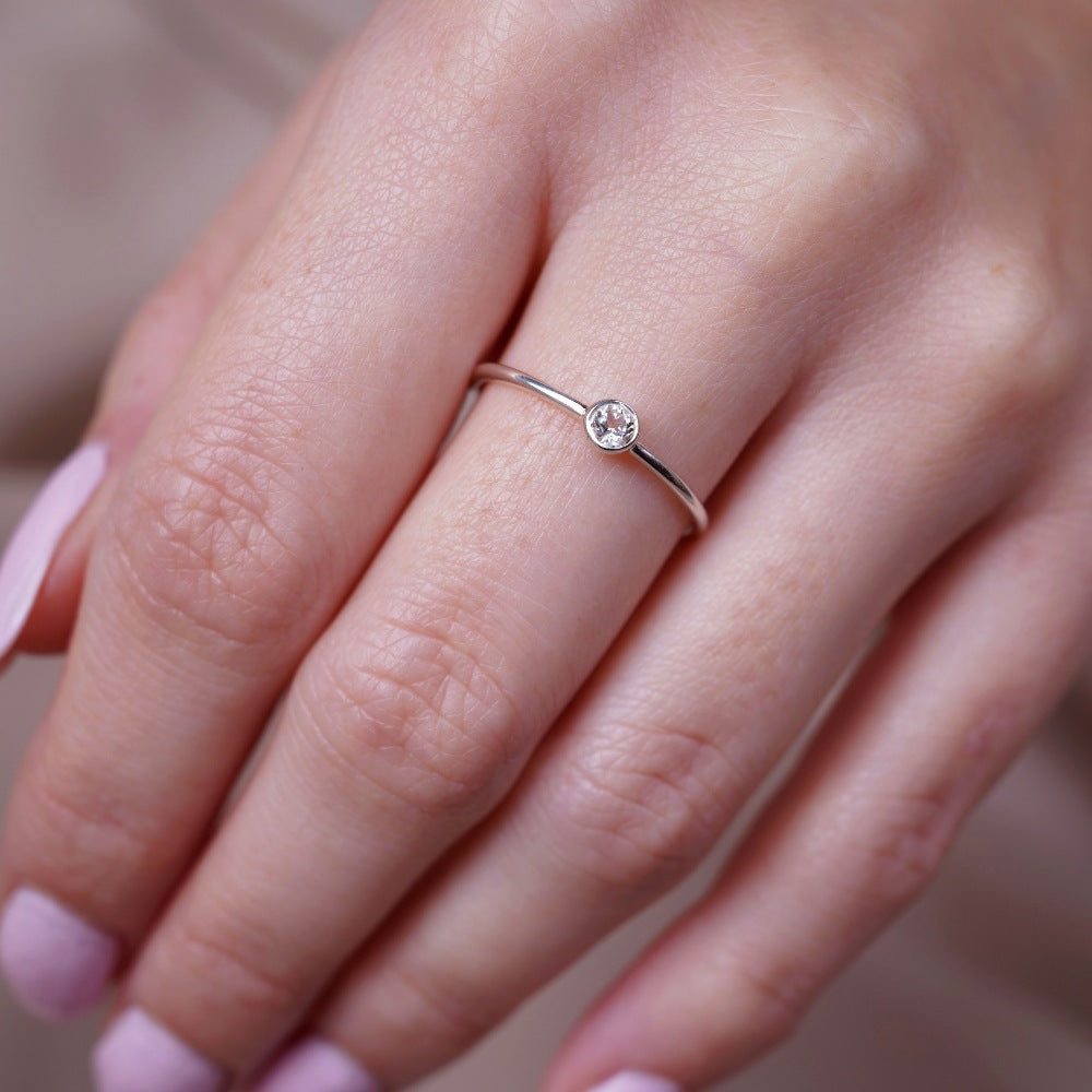 Kristallen sieraden zilveren ring met kristal Witte Topaas. Ring in zilver met echte edelsteen Witte Topaas.