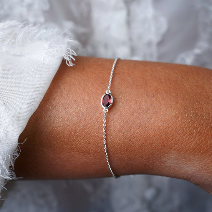 Armband met januari geboortesteen Granaat in zilver. Kristallen armband met rode kristal granaat in sterling zilver.