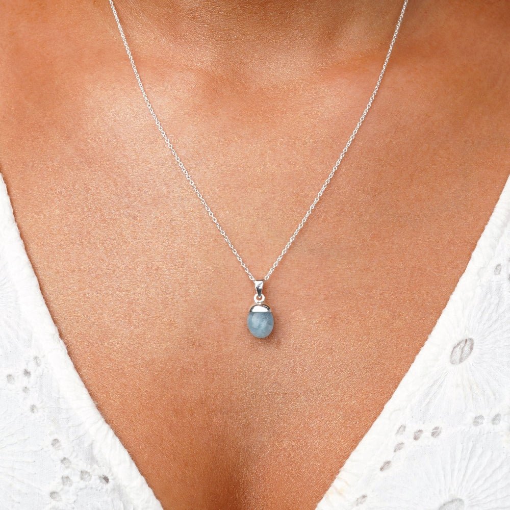 Aquamarijn ketting in zilver. Kristallen sieraad met blauwe steen Aquamarijn om als ketting te dragen. Sieraden met blauwe kristal Aquamarijn, de geboortesteen van maart.