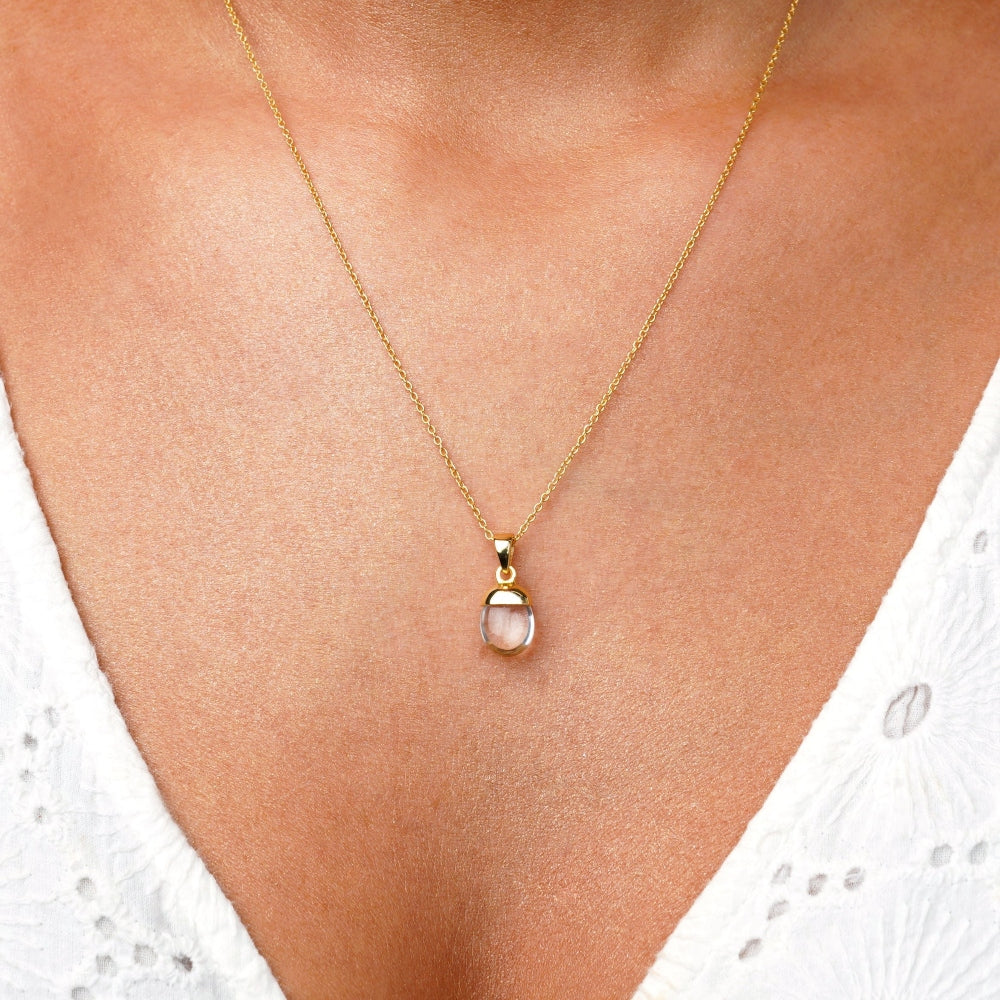 Helderkwarts ketting in goud met prachtig klein getrommeld bedeltje. Sieraden met een mooie charme van Bergkristal, de geboortesteen van april.