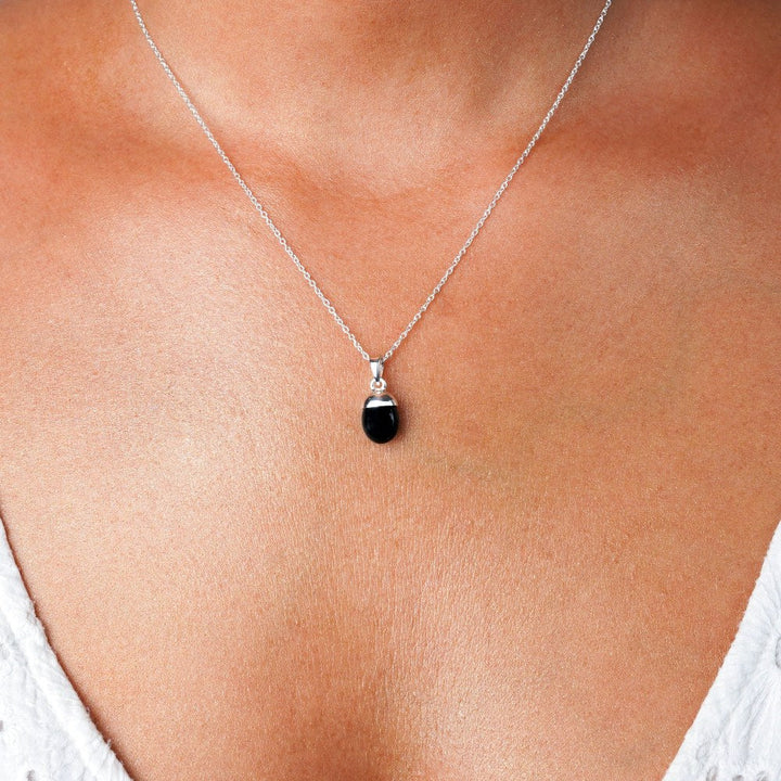 Ketting met kristal Onix in zilver. Kristallen ketting met zwarte edelsteen Onyx wat staat voor bescherming.