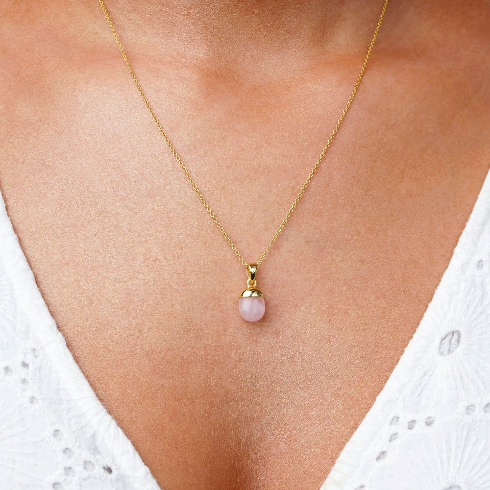 Ketting met roze steen Rozenkwarts, de geboortesteen van oktober. Rozenkwarts sieraden in goud die liefdevolle energie geven.