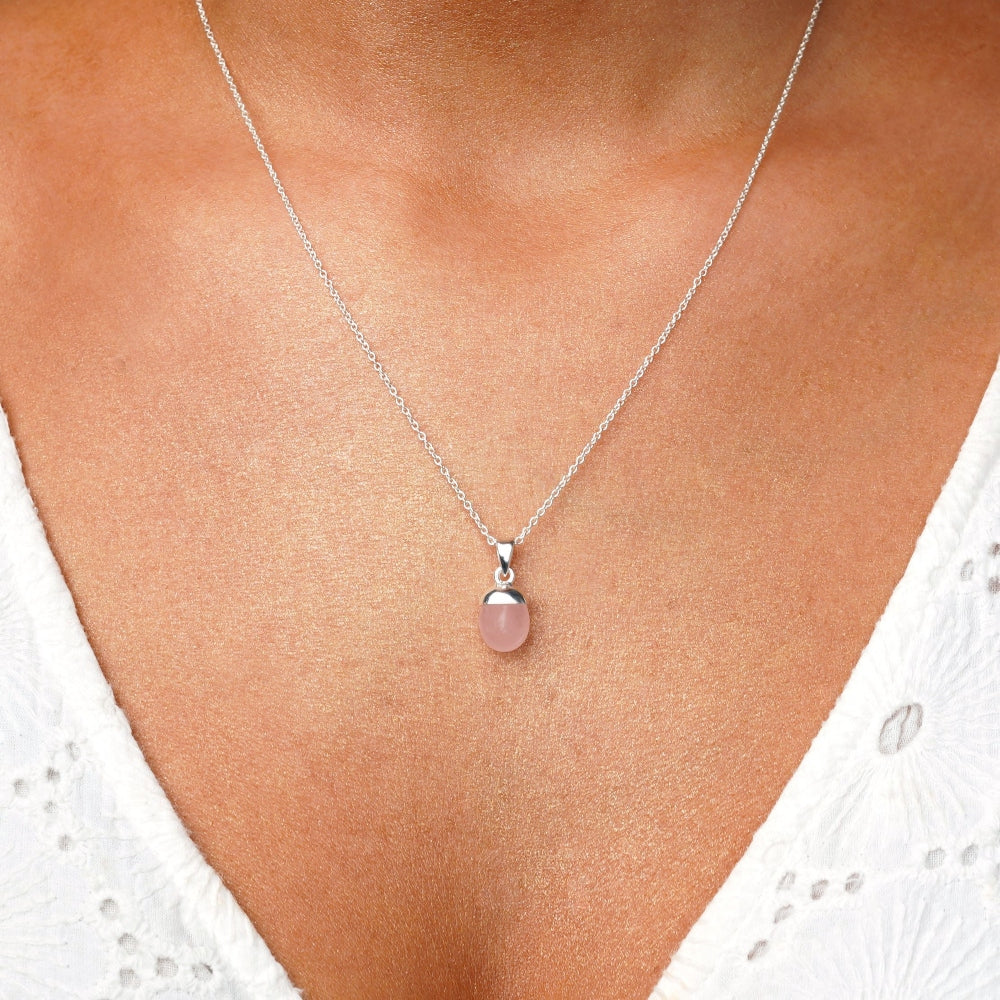 Roze edelsteen Rozenkwarts in ketting met zilveren ketting. Roze kristal Rozenkwarts is de geboortesteen van oktober en is prachtig om in een ketting te dragen.