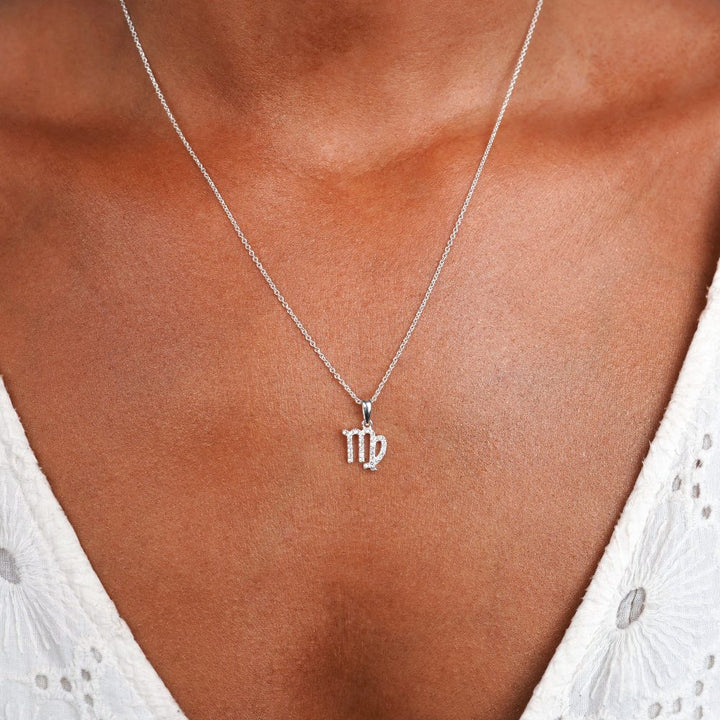 Maagd (Maagd) ketting in zilver. Dierenriemketting met witte topaas kristallen.