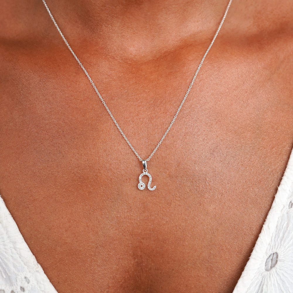 Dierenriemketting met Leo (Leeuw) symbool met glinsterende kristallen. Edelstenen ketting in zilver met Leo (Leeuw) symbool.