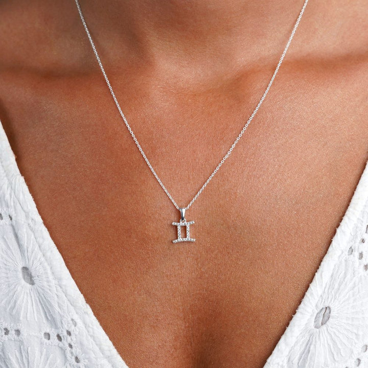 Ketting met sterrenbeeld met Tweeling (Tweeling). Ketting van witte Topaas met Gemini-symbool.